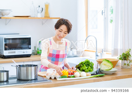 Middle-aged housewife in the kitchen 94339166
