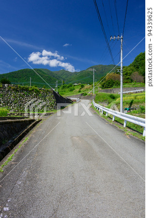 Blue sky and asphalt country road Scenery of Hirabayashi, Fujikawa Town 94339625