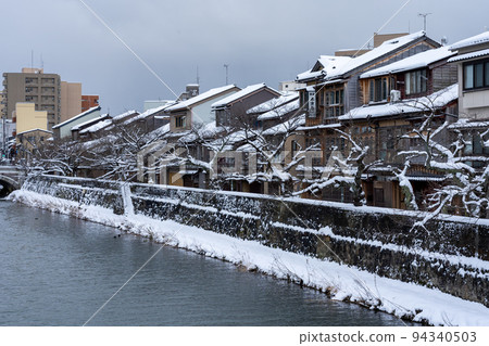 Winter trip to Kanazawa Kazuemachi Chaya district covered with snow 94340503