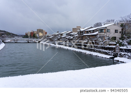 雪覆蓋金澤和町茶屋區的冬季之旅 雪覆蓋金澤和町茶屋區的冬季之旅 94340505