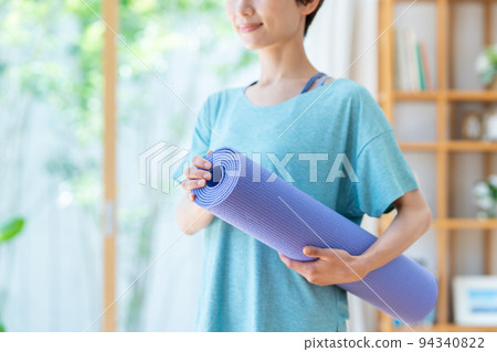 瑜伽墊的中年女人 瑜伽墊的中年女人 94340822
