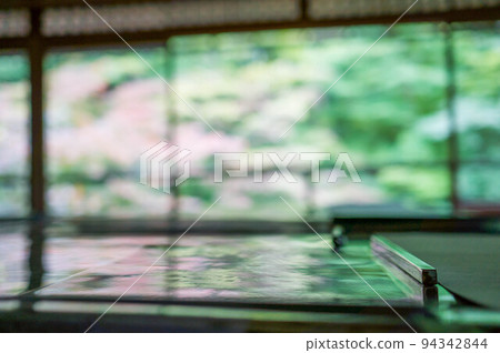 京都Rurikoin美麗的新鮮綠色植物和反映綠色植物的桌子 京都Rurikoin美麗的新鮮綠色植物和反映綠色植物的桌子 94342844
