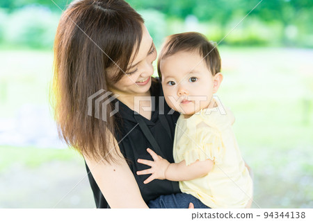 公園裡抱著嬰兒的媽媽 94344138