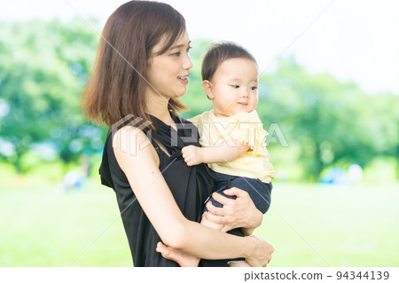 公園裡抱著嬰兒的媽媽 94344139