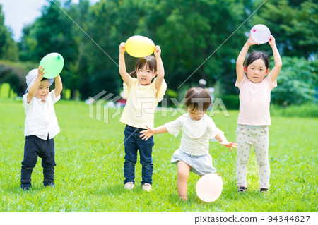 孩子們在公園裡快樂地玩耍 孩子們在公園裡快樂地玩耍 94344827