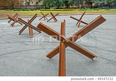 Anti-tank obstacle czech hedgehog in the front-line city Anti-tank obstacle czech hedgehog in the front-line city 94347232