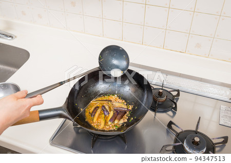 [Creating mapo eggplant; sprinkle potato starch dissolved in water to finish] 94347513