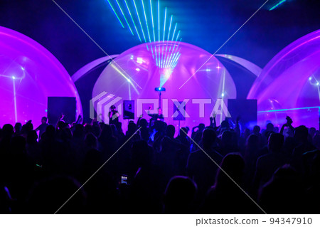 Male DJ mixing music in nightclub 94347910