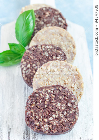 Traditional Irish and British black pudding and white or oatmeal pudding sausage, vertical Traditional Irish and British black pudding and white or oatmeal pudding sausage, vertical 94347939