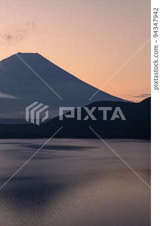 (山梨縣)染上朝霞的天空和倒置的富士山、本栖湖的壯麗景色 (山梨縣)染上朝霞的天空和倒置的富士山、本栖湖的壯麗景色 94347942