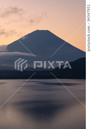 （山梨縣）染上朝霞的天空和倒置的富士山、本栖湖的壯麗景色 94347951