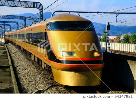 Traveling along the Nikko Road...Take the Tobu Limited Express "Spacia" to Nikko and Kinugawa on the luxury limited express 94347981