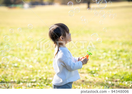 女孩玩肥皂泡 94348006