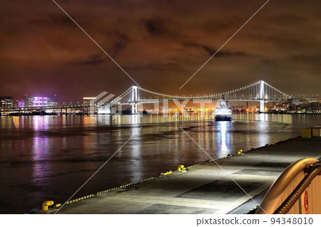 Night view of Tokyo Harbor and the cargo liner "Salvia Maru" that supports the life of the island 94348010