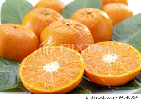 Fresh and delicious oranges 94348364