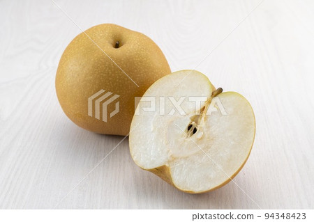 fresh and delicious pears 94348423