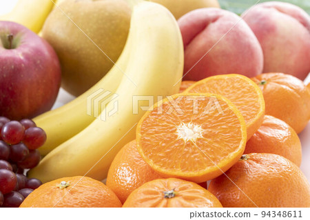 新鮮美味的水果拼盤 新鮮美味的水果拼盤 94348611