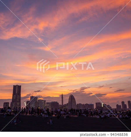 夕陽與龍在天空中翩翩起舞 94348836