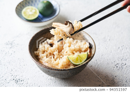 Matsutake mushroom rice 94351597