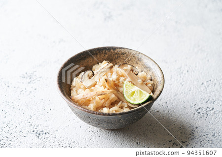 松茸蘑菇飯 94351607