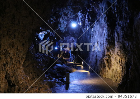 Mysterious underground plaza 94351678