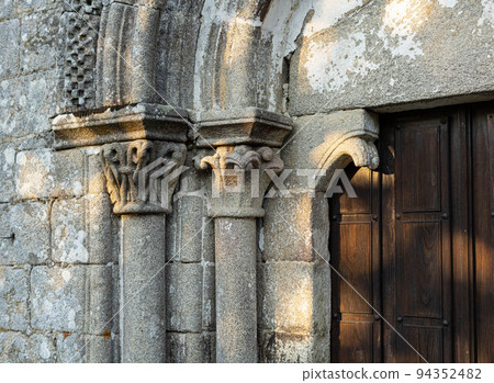 romanesque capitals 94352482