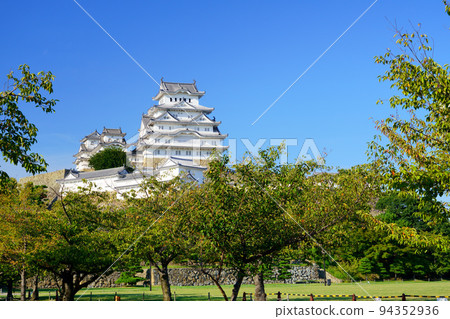 秋天的天空和初秋的姬路城 94352936