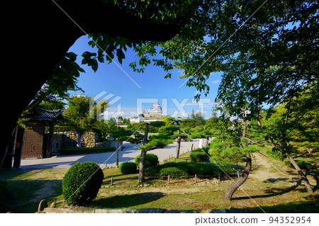 Autumn sky in early autumn and Himeji Castle, shrubbery at the entrance Autumn sky in early autumn and Himeji Castle, shrubbery at the entrance 94352954