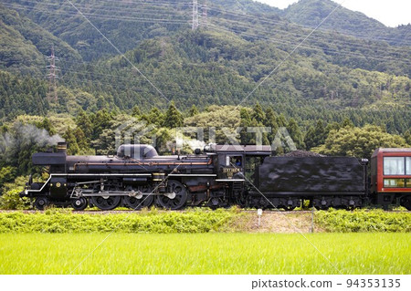 高速行駛的 SL Banetsu Monogatari 的側視圖 94353135