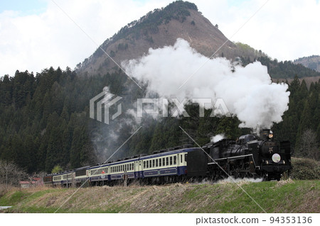 蒸汽機車萬越物語以山為背景快速奔跑 94353136