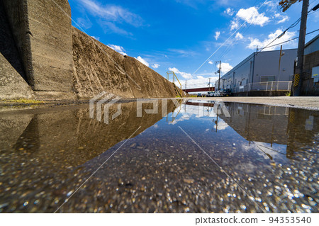 藍天倒映在水坑里 94353540