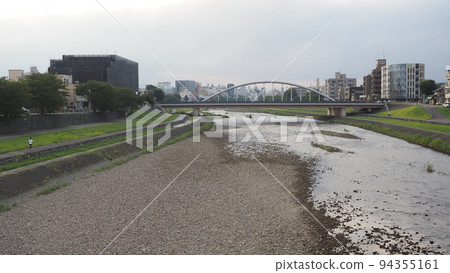 清晨的金澤西河 94355161
