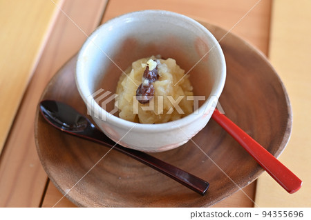 紅薯、葡萄乾和麵包屑長壽 zaat 94355696