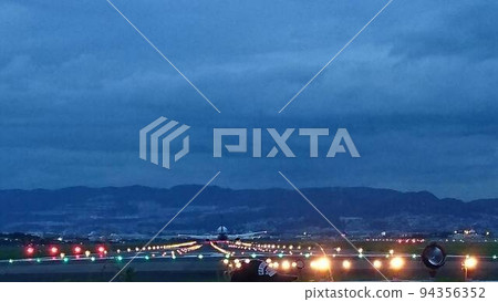 plane landing at night 94356352