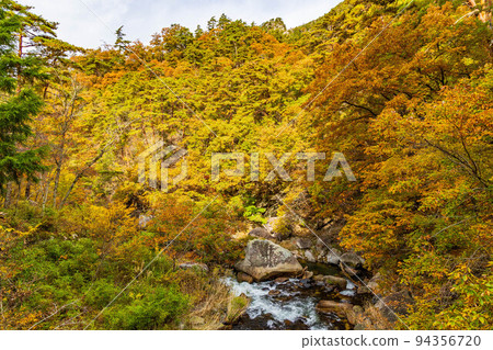 日本最美的山谷山梨甲府的秋景昇仙峽紅葉 94356720