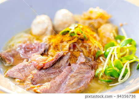 Beef noodles in soup 94356736