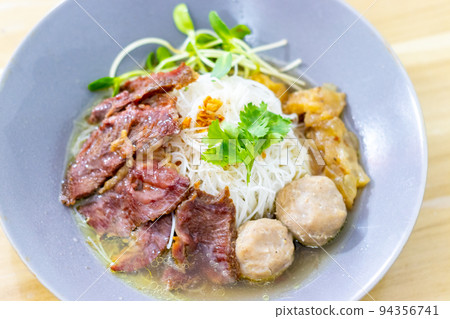 Beef noodles in soup 94356741