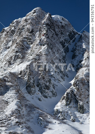 中央阿爾卑斯山、千疊敷馬戲團、長野縣、Sagidal 的頭部被新雪覆蓋和登山者攀登 94356791