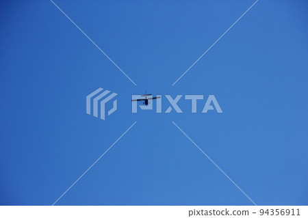 抬頭望天，螺旋槳飛機消失在藍天之外，莫名的懷舊又熟悉 94356911