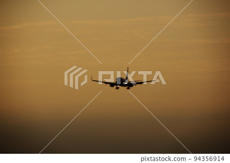 羽田機場的夜空，飛機正準備降落，金色的天空最終融入黑暗。 94356914