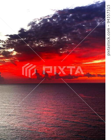 沖繩 02 海上鮮紅的夕陽 沖繩 02 海上鮮紅的夕陽 94357315