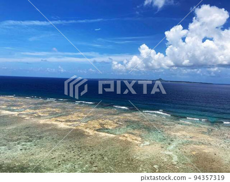 Okinawa's clear sea scenery 01 94357319