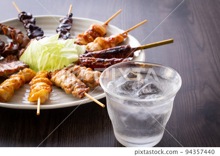 居酒屋燒酒和烤雞肉串拼盤 94357440