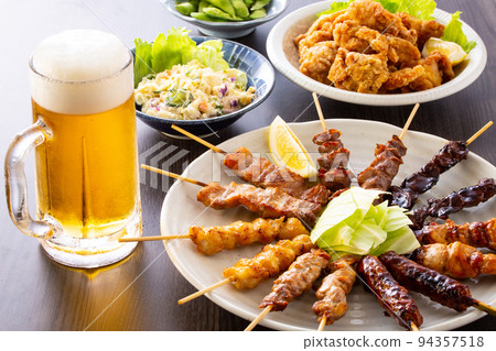 居酒屋生啤酒和食物 94357518