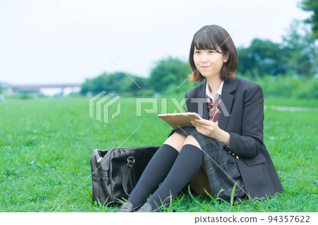 學校女生學習 94357622