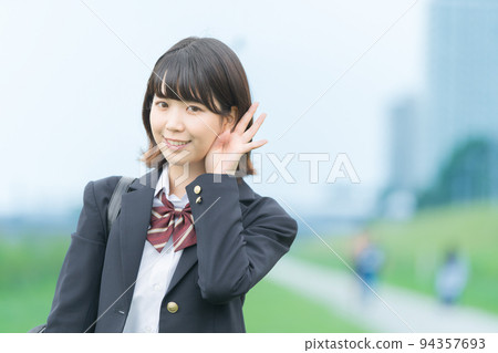 高中女生帶著微笑上學 94357693