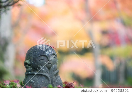 Pretty Warashibe Jizo and beautiful autumn leaves scenery at Enkoji Temple in Kyoto 94358291