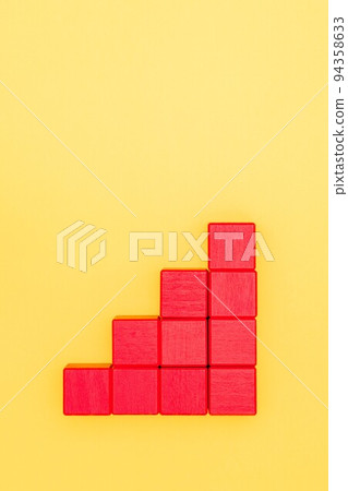 [Synthetic material] Red blocks lined up like stairs Yellow background 94358633