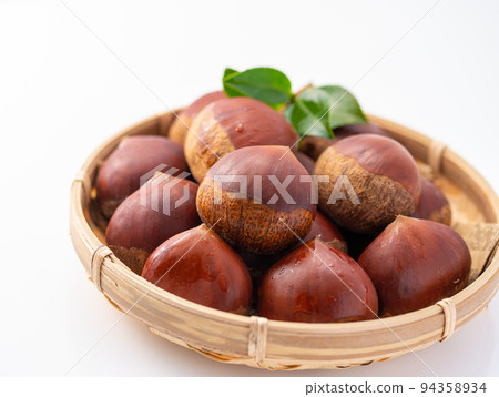 秋味栗子栗子生栗子棕色背景 秋味栗子栗子生栗子棕色背景 94358934