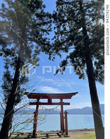 從御座石神社的鳥居門看到的田澤湖 從御座石神社的鳥居門看到的田澤湖 94359246